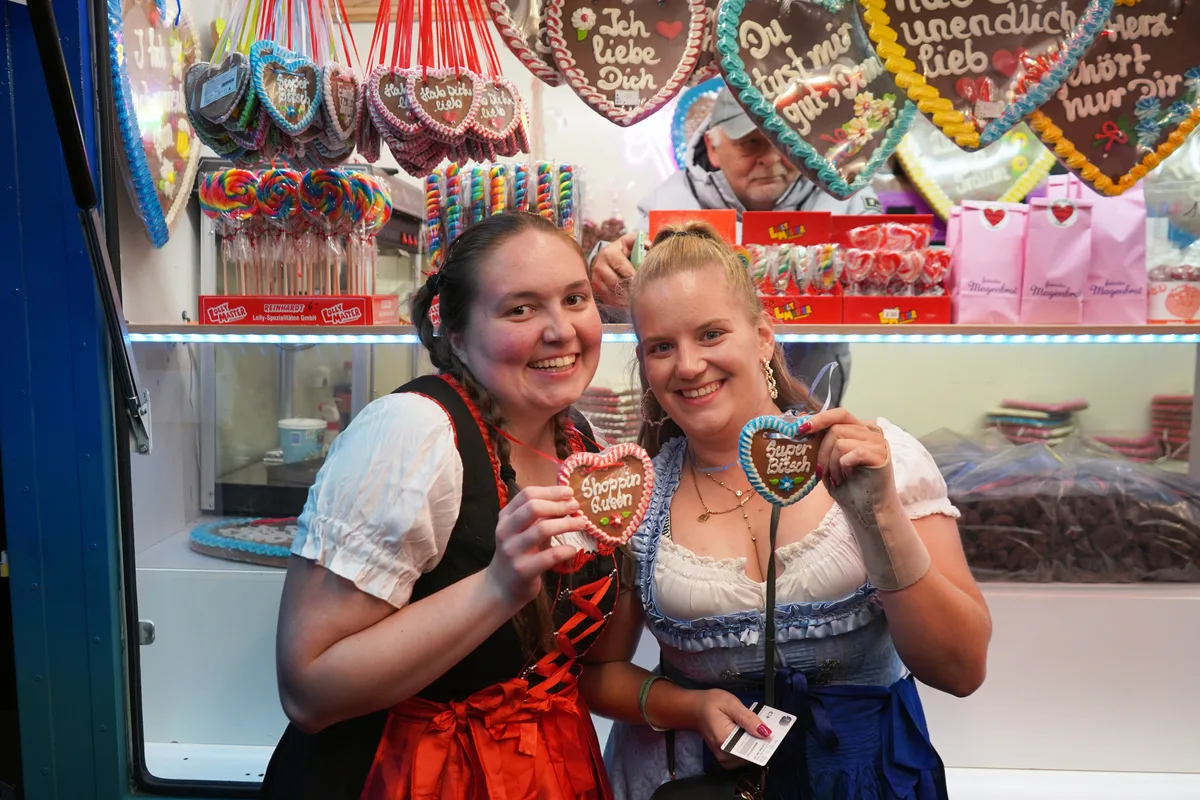 … oder ein süss verziertes Lebkuchenherz ergattern, wie diese zwei jungen Frauen. Man sieht Impressionen des Oktoberfestes 2025 in Uster